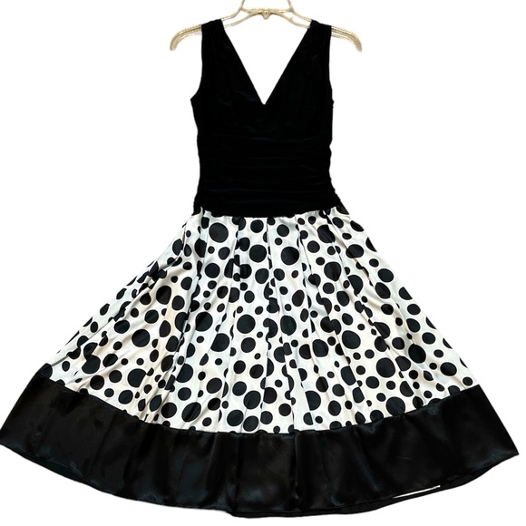 Jessica Howard Dresses & Skirts - Jessica Howard Evening Dress Sz 6. Stretch Waist. Satin Wide A Line Skirt.